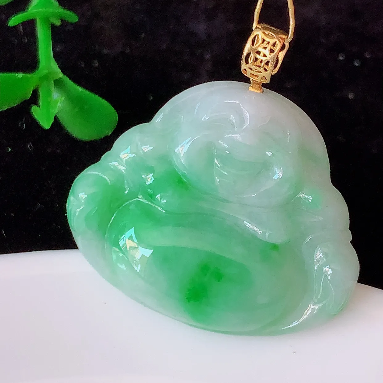 18k金镶嵌飘绿翡翠佛公吊坠，沁人心脾，精致典雅的设计，为佩戴者，增添色彩，送礼自留都是佳品选择！#35.17