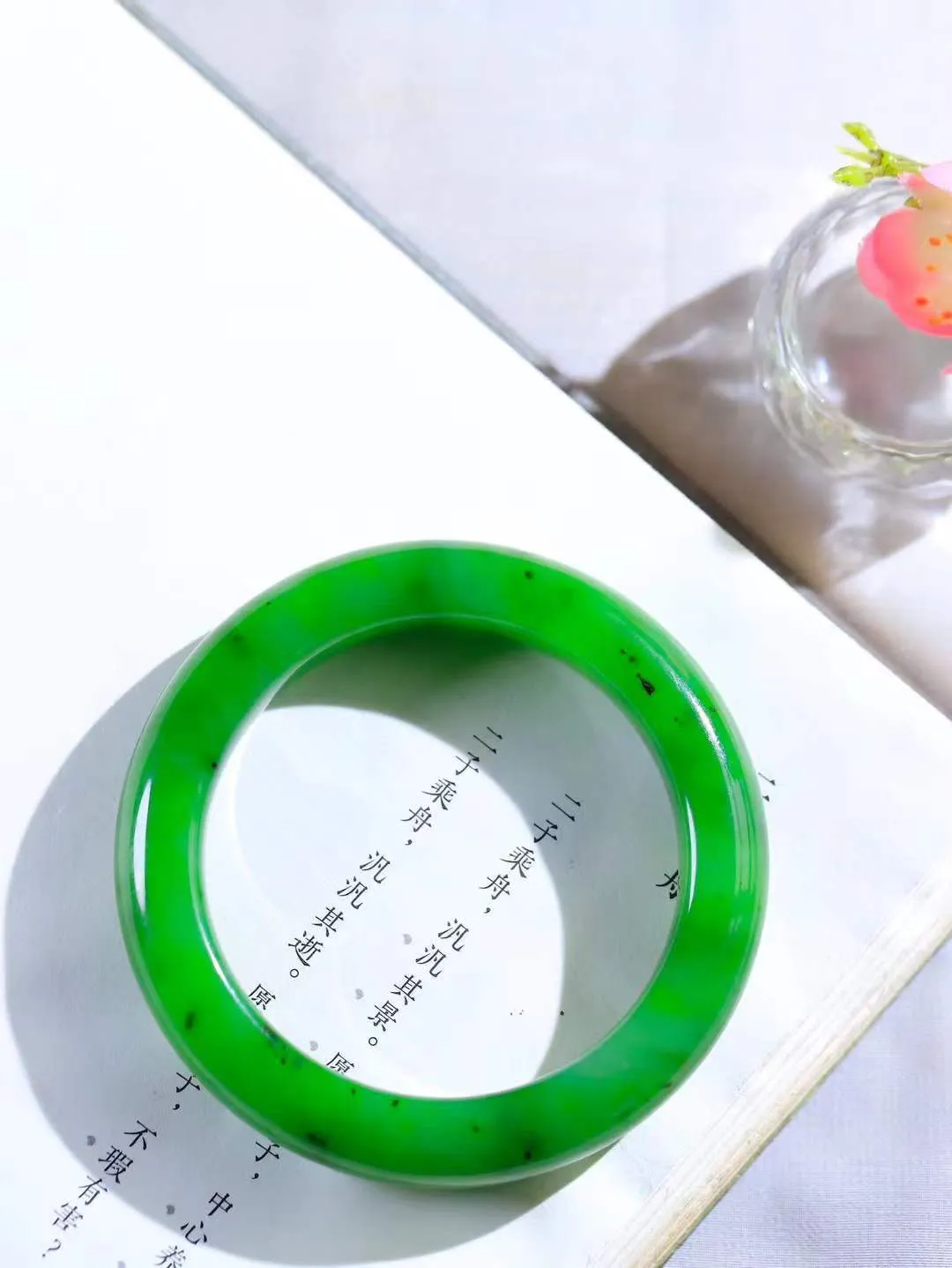【碧波流转·手镯】

精品和田玉碧玉手镯，玉质细腻温润，手感舒适，️线条流畅，简约大气，美自天成，佩戴于腕间，婉约之美，举手投足间透出那份低调奢华，醉人心扉。
重65.5克 内径圈口54.5mm尺寸12.3-10.3mm  FDA-131041008