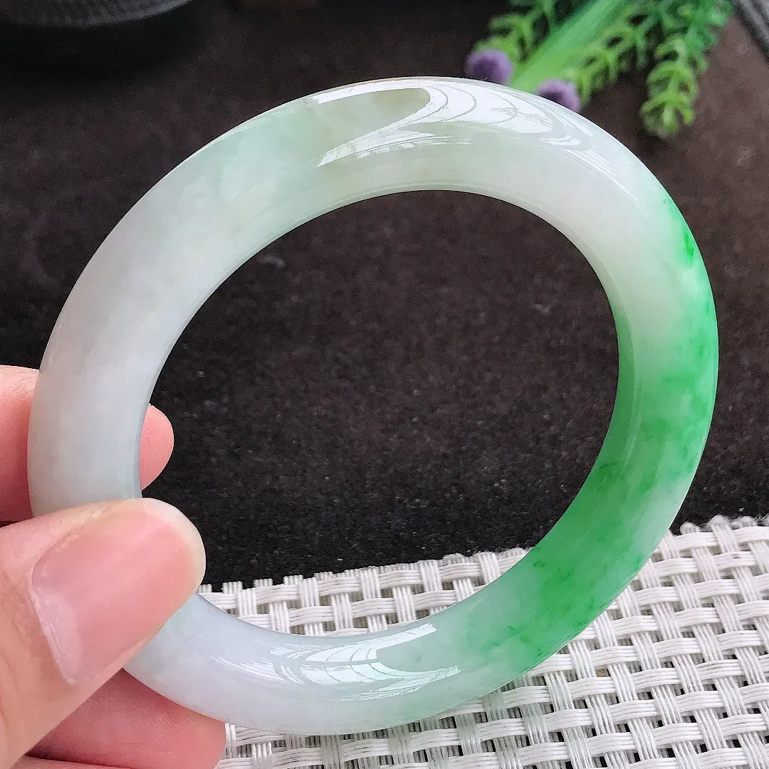 自然光56.5/11.3/11老坑精美温润飘阳绿圆条手镯翡翠玉镯手环