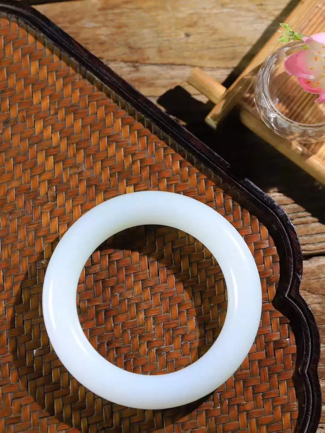 【玉佳人·手镯】

精品️和田玉白玉圆条手镯 ，玉质细腻油润，做工细致精美，端庄素雅，亭亭玉立，芊芊素手。芊芊素手，怎能忘镯？秀美圆条，更显婀娜。内径55mm 尺寸12.8-12.4mm重78克691052080L