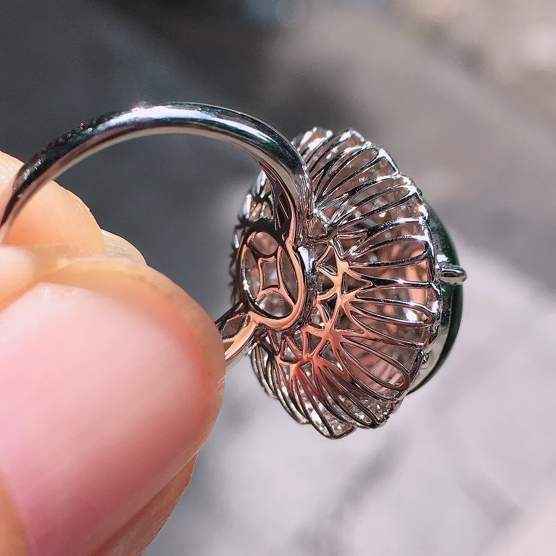 阳绿蛋面戒指，色泽均匀艳丽，玉质细腻，荧光感超
强，饱满圆润，尽显优雅气质，18k
金豪华镶嵌