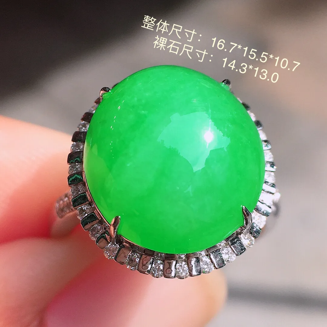 阳绿蛋面戒指，色泽均匀艳丽，玉质细腻，荧光感超
强，饱满圆润，尽显优雅气质，18k
金豪华镶嵌