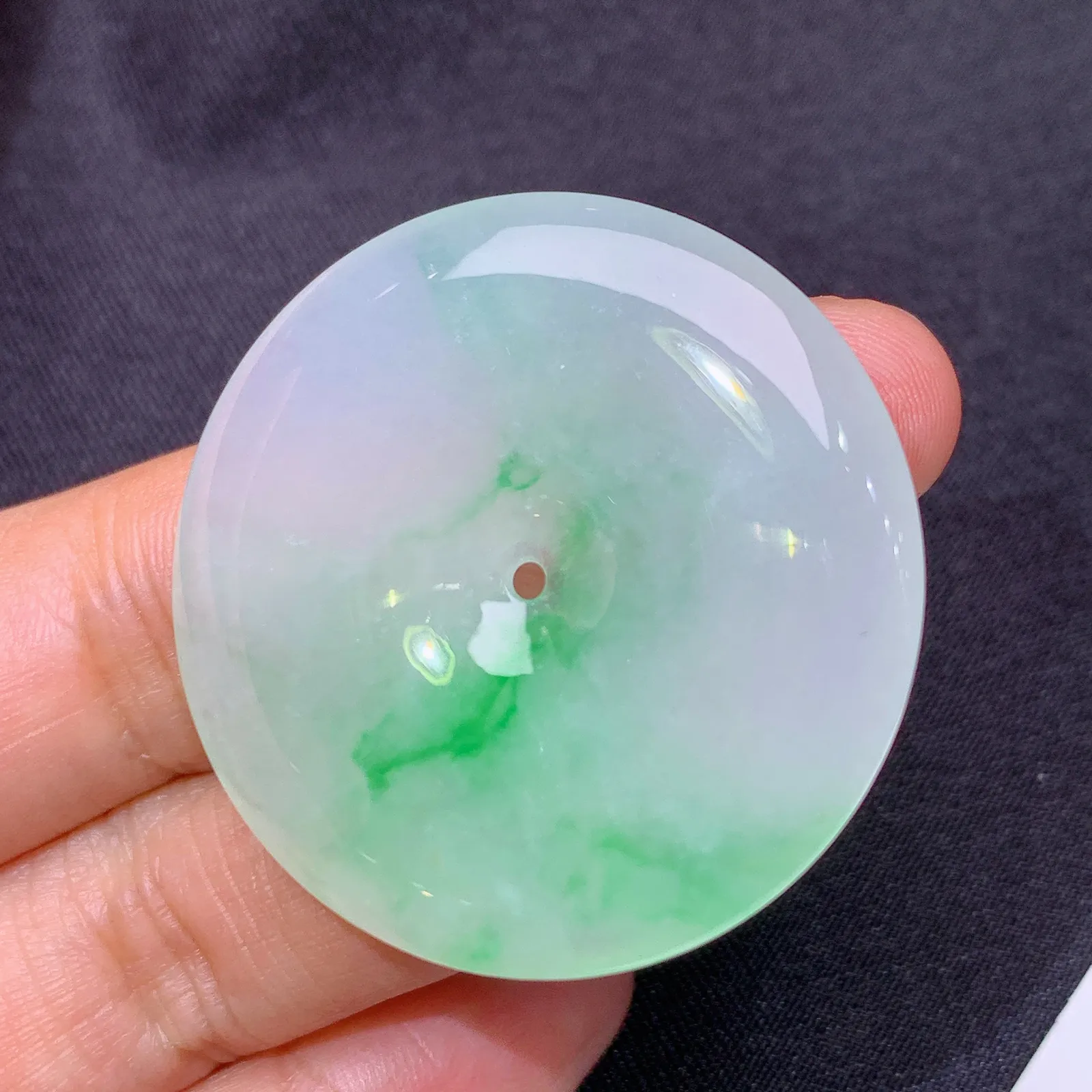 飘绿平安扣，冰润色阳，玉质细腻，种水足 尺寸36.9*5.6