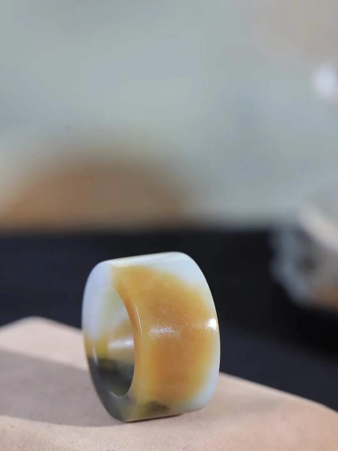 【古韵·扳指】

精品和田玉糖白带青花扳指，玉质温润，油润感十足， 整器古韵生辉。优雅高贵。运筹帷幄于掌中，决胜于千里之外。
重27.4克 内径圈口22mm  尺寸18.3-6mm  FDT-591052029
