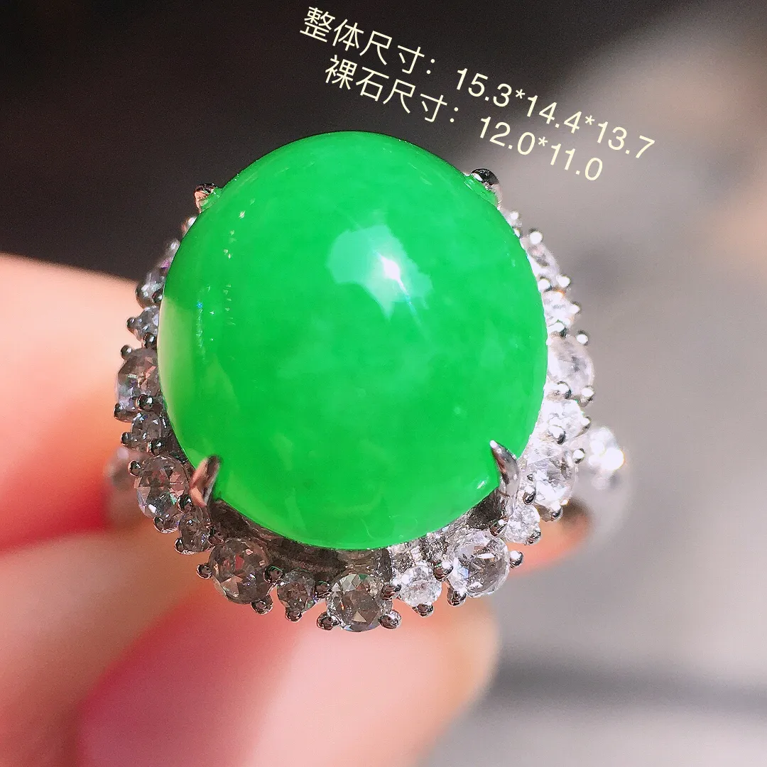 阳绿蛋面戒指，色泽均匀艳丽，玉质细腻，荧光感超
强，饱满圆润，尽显优雅气质，18k
金豪华镶嵌