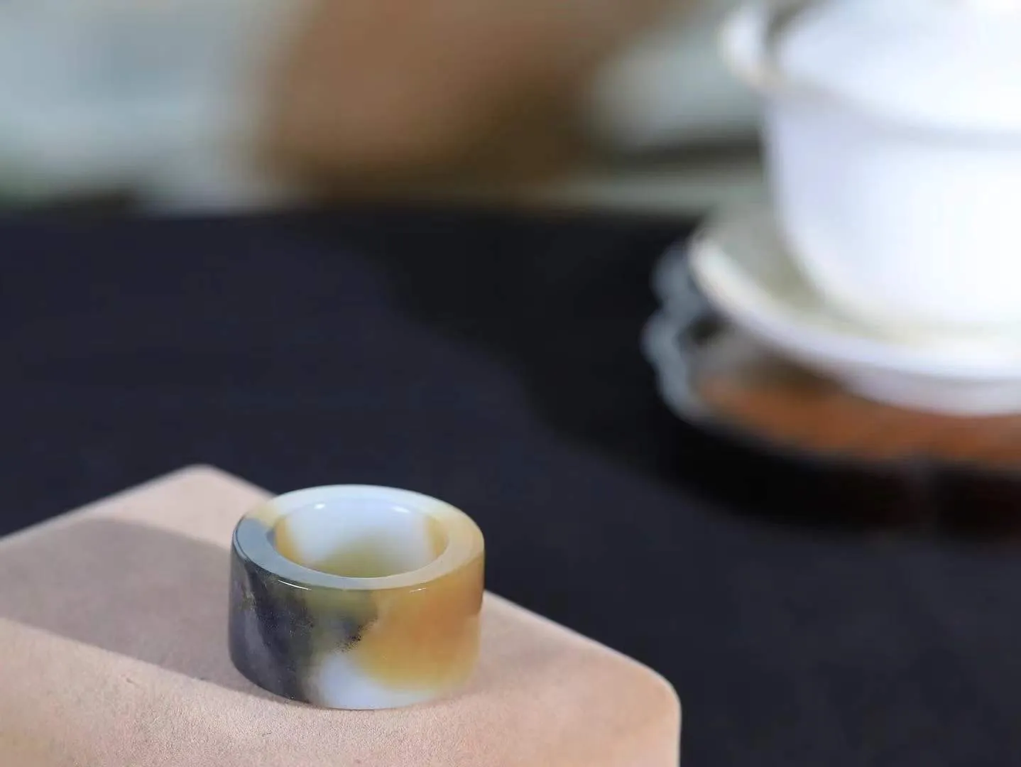 【古韵·扳指】

精品和田玉糖白带青花扳指，玉质温润，油润感十足， 整器古韵生辉。优雅高贵。运