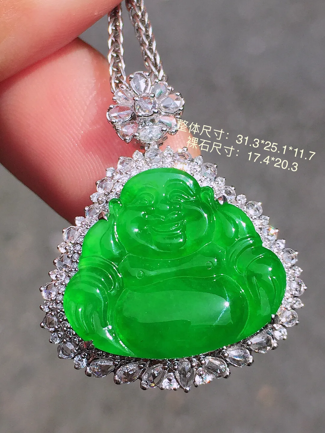 阳绿佛公吊坠，色泽均匀艳丽，玉质细腻，荧光感超
强，饱满圆润，尽显优雅气质，18k
金豪华镶嵌