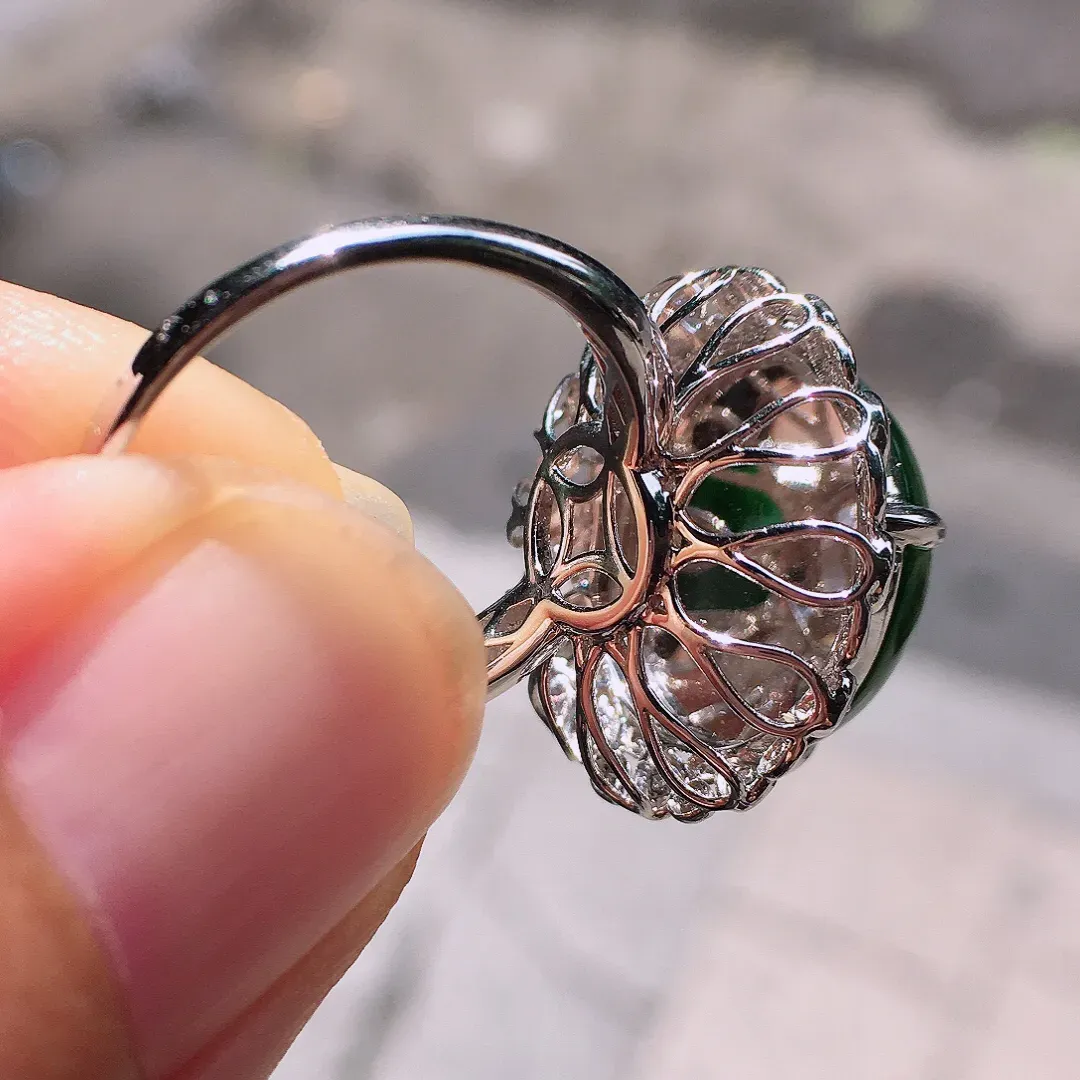 阳绿蛋面戒指，色泽均匀艳丽，玉质细腻，荧光感超
强，饱满圆润，尽显优雅气质，18k
金豪华镶嵌