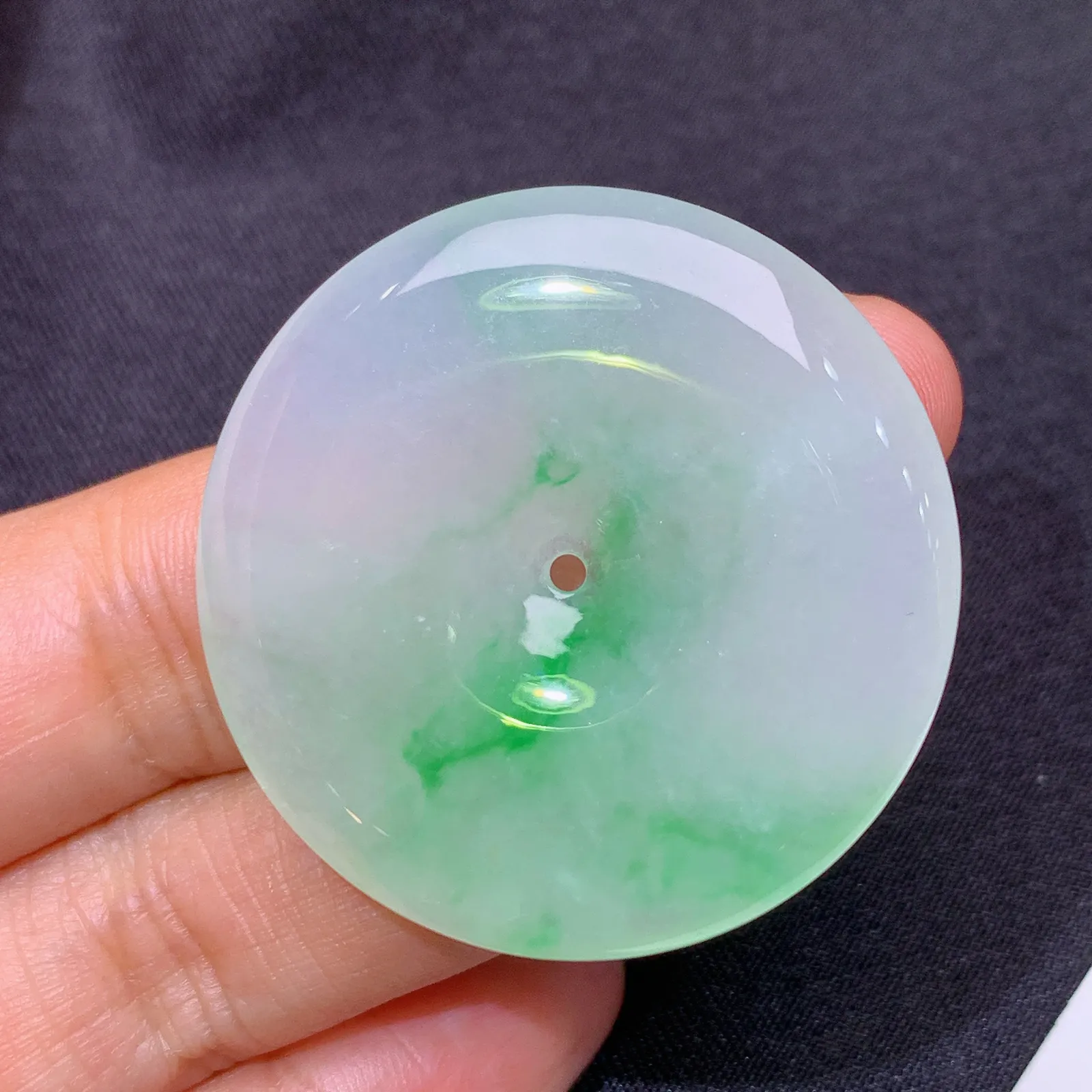 飘绿平安扣，冰润色阳，玉质细腻，种水足 尺寸36.9*5.6