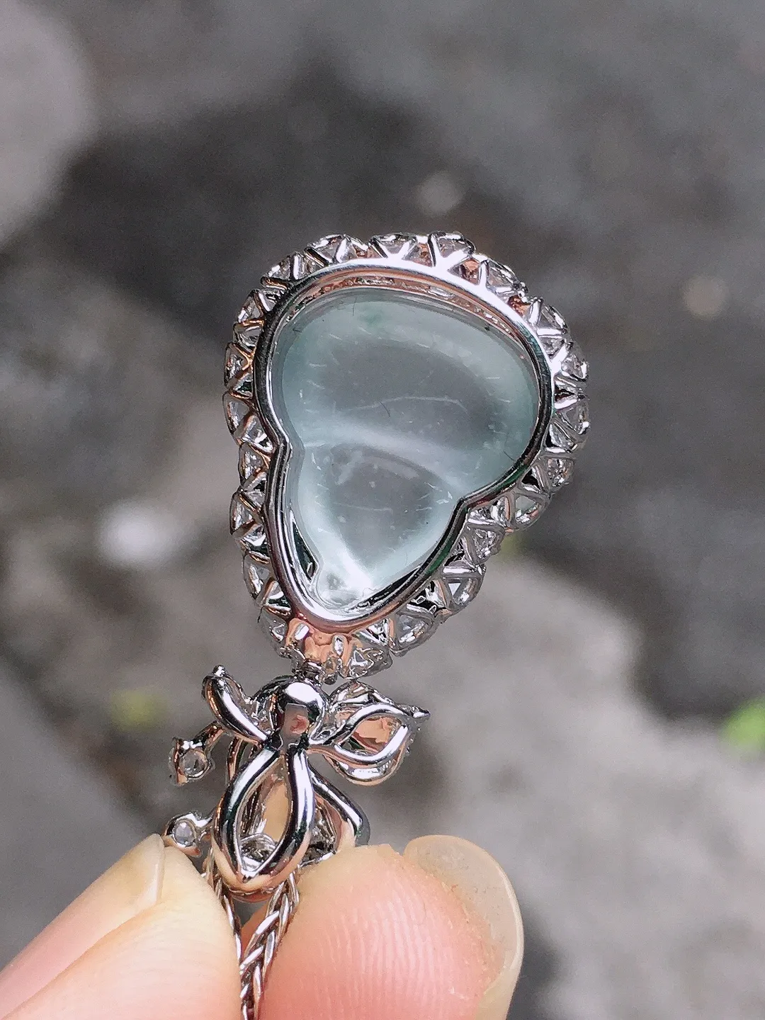 玻璃种葫芦吊坠，玉质细腻，荧光感超
强，饱满圆润，尽显优雅气质，18k
金豪华镶嵌