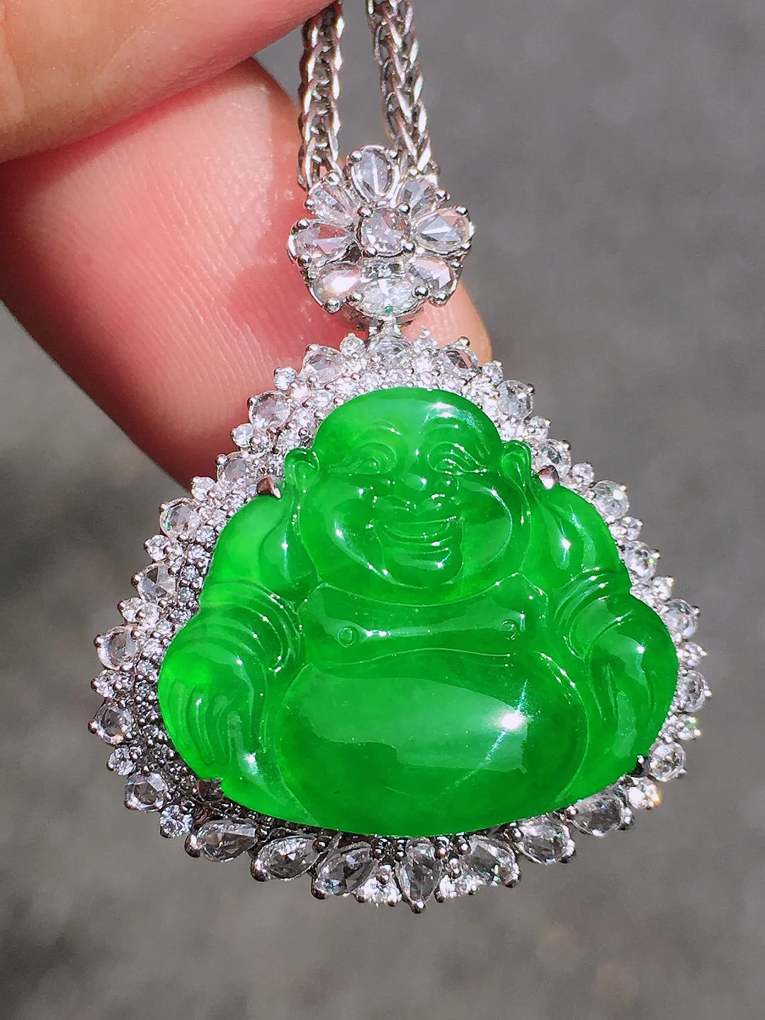 阳绿佛公吊坠，色泽均匀艳丽，玉质细腻，荧光感超
强，饱满圆润，尽显优雅气质，18k
金豪华镶嵌