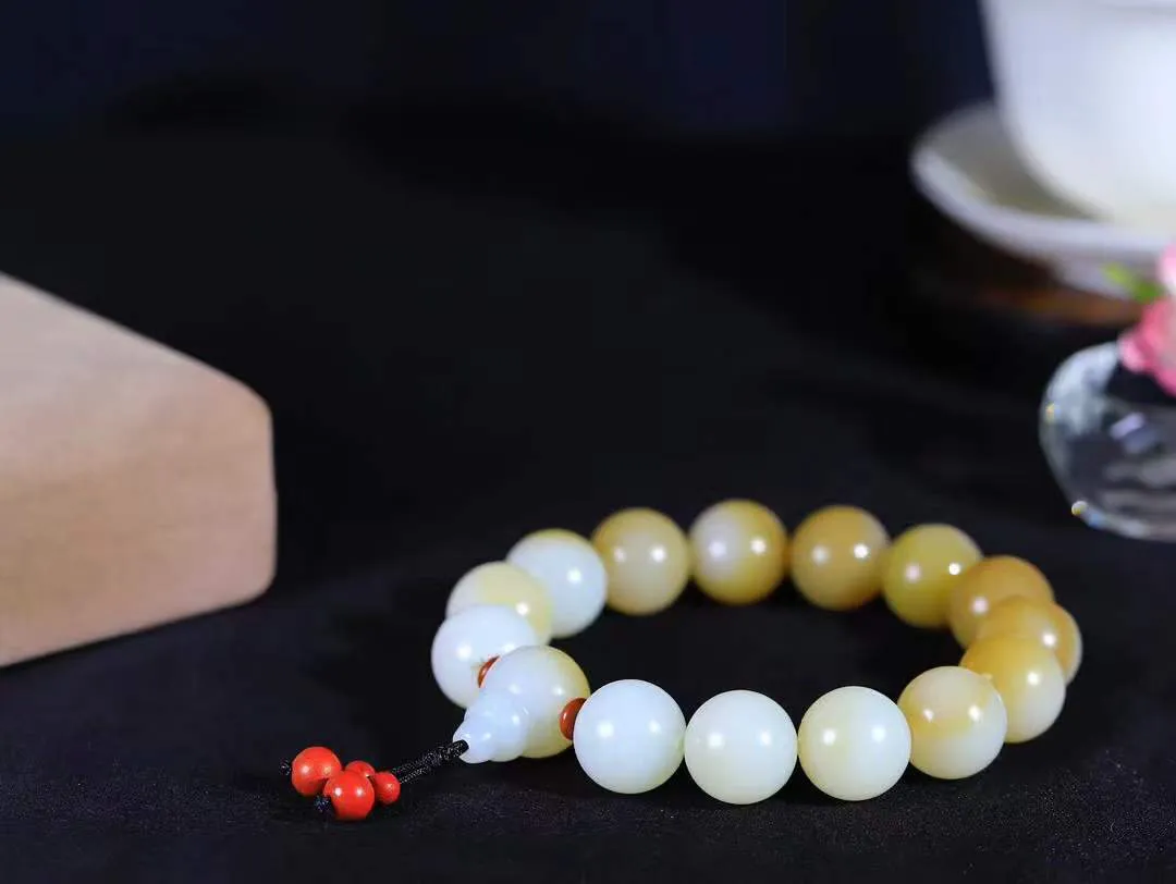 【珠圆玉润.手串】

精品和田玉糖白玉珠圆玉润手串 玉质温润细腻  整串打磨圆润，佩戴舒适。珠珠落玉