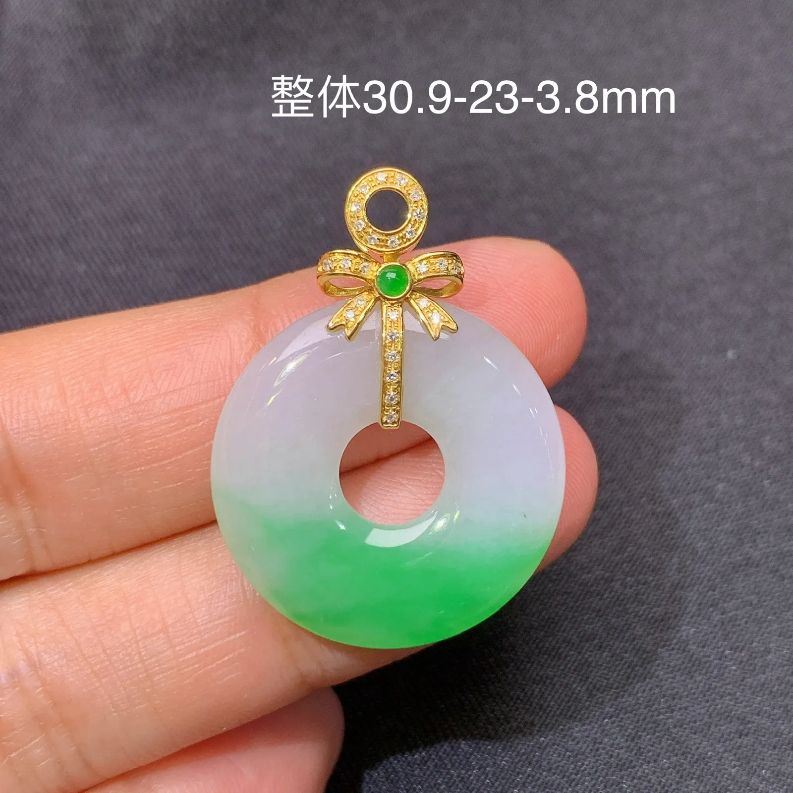 阳绿甜甜圈吊坠，18k金镶嵌，冰润色阳，玉质细腻，种水足 尺寸30.9*23*3.8