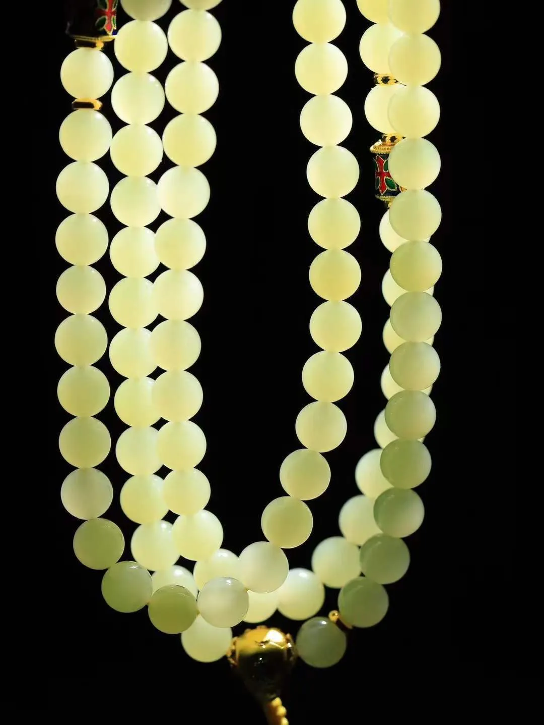 【链.108】

精品️和田玉黄口圆珠108挂链 玉质温润细腻 油性十足 佩戴舒适。珠珠落玉盘，间关莺语花底滑，一生美好时光，无论身在何处，都有它相伴相守。事事顺遂，幸福美满，吉祥如意。重95克 尺寸取一7.9mm FDT-781002093