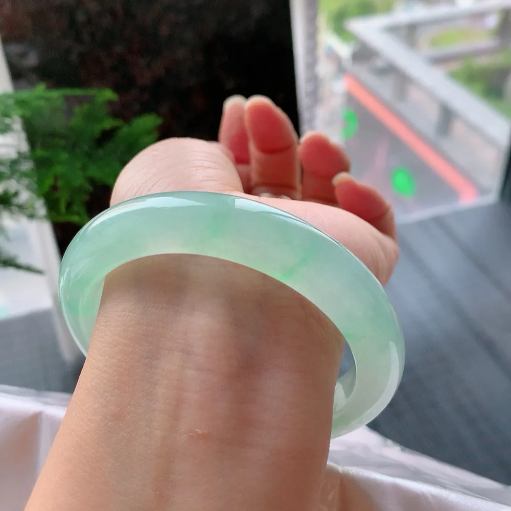 正圈冰玻阳绿 无瑕 尺寸:58.1/12/9.6 种色俱佳