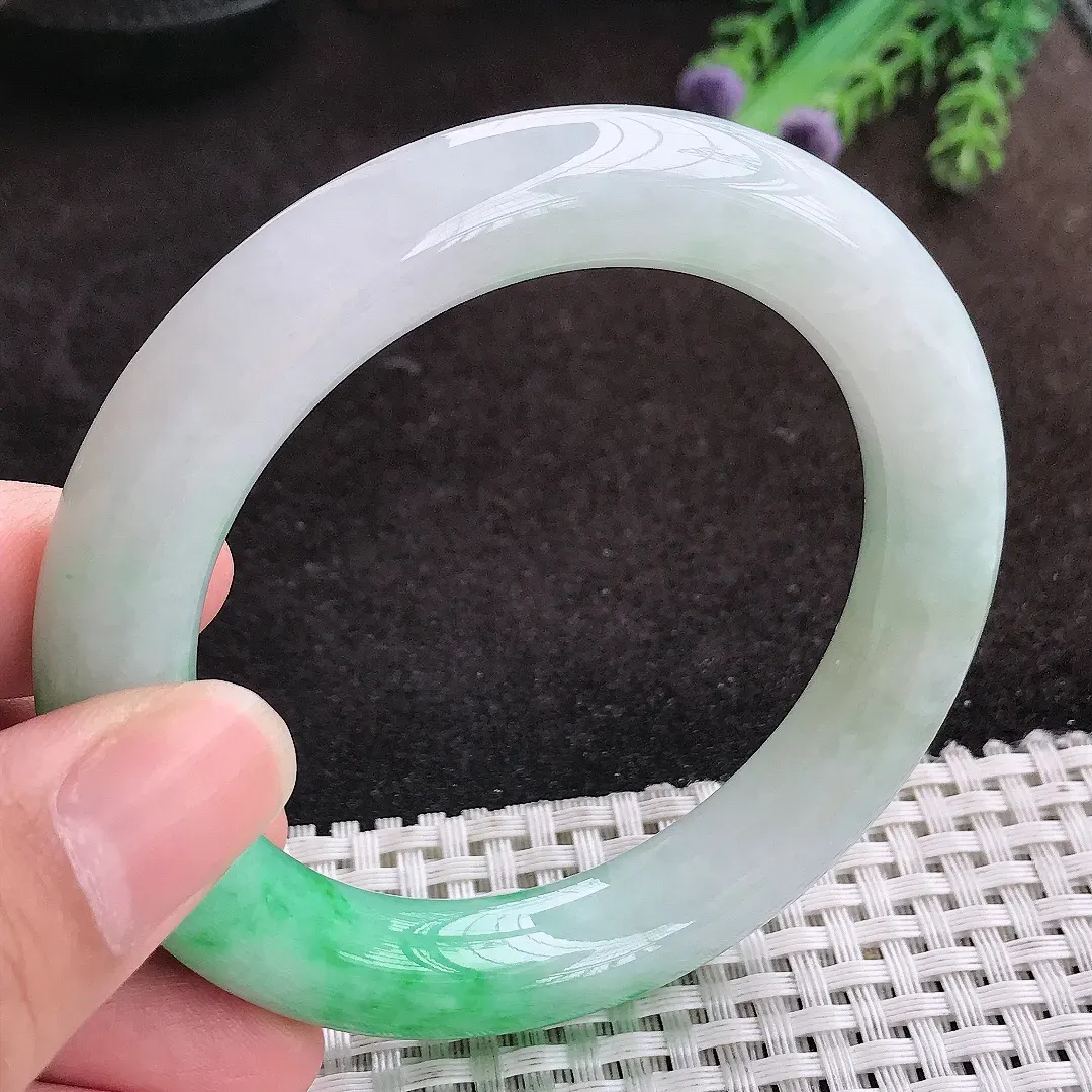 自然光56.5/11.3/11老坑精美温润飘阳绿圆条手镯翡翠玉镯手环