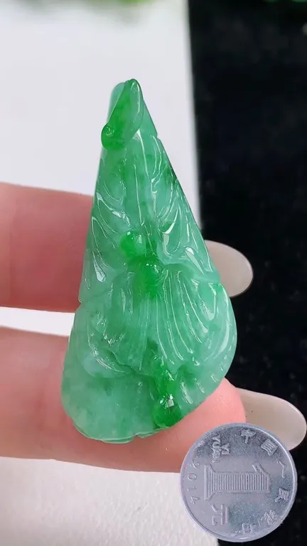 翡翠a货满绿白菜吊坠，尺寸40.8-22-9.6，重:12.17g