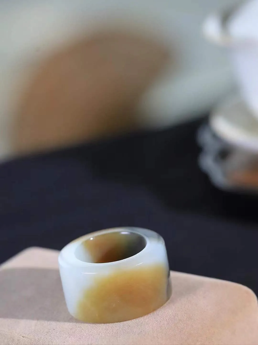 【古韵·扳指】

精品和田玉糖白带青花扳指，玉质温润，油润感十足， 整器古韵生辉。优雅高贵。运
