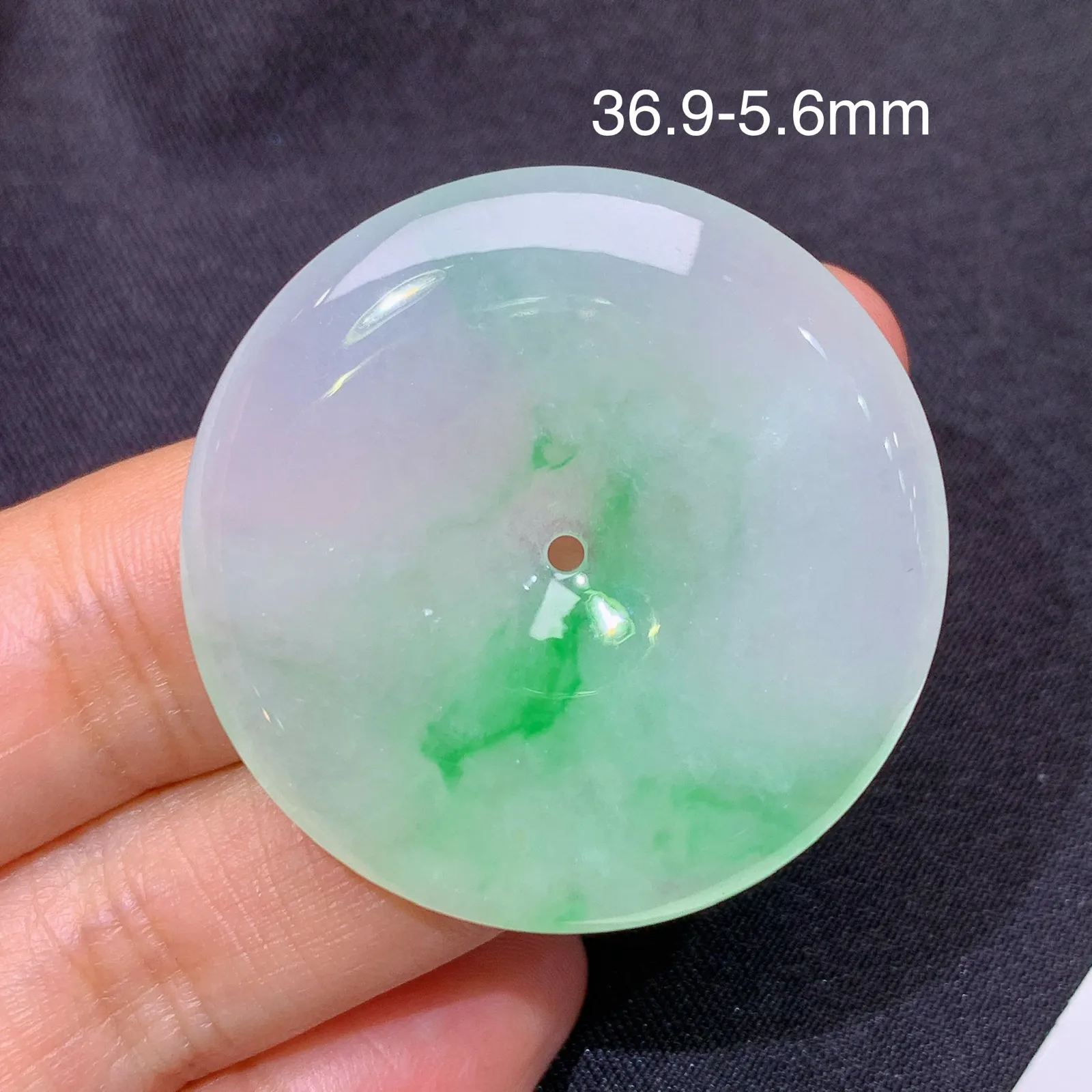 飘绿平安扣，冰润色阳，玉质细腻，种水足 尺寸36.9*5.6