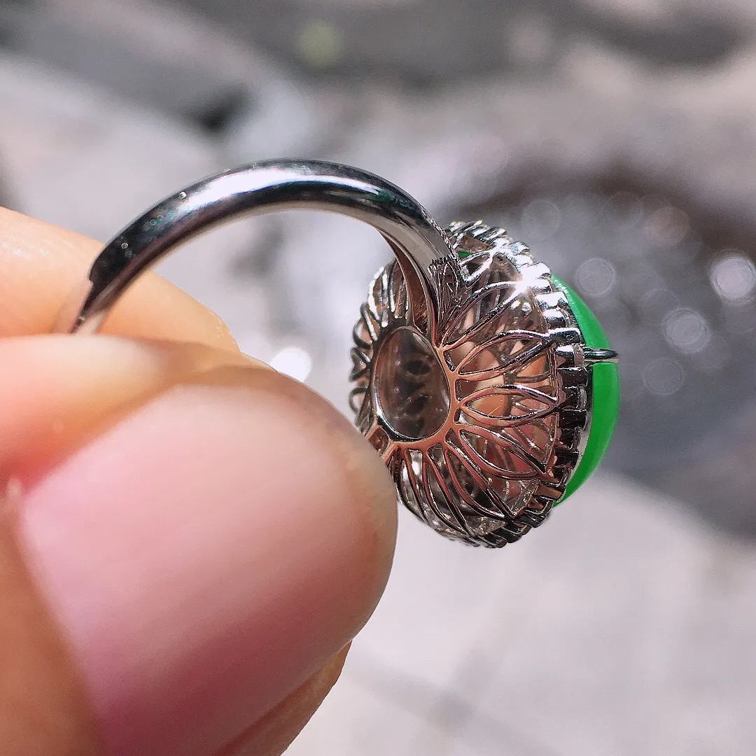 阳绿蛋面戒指，色泽均匀艳丽，玉质细腻，荧光感超
强，饱满圆润，尽显优雅气质，18k
金豪华镶嵌