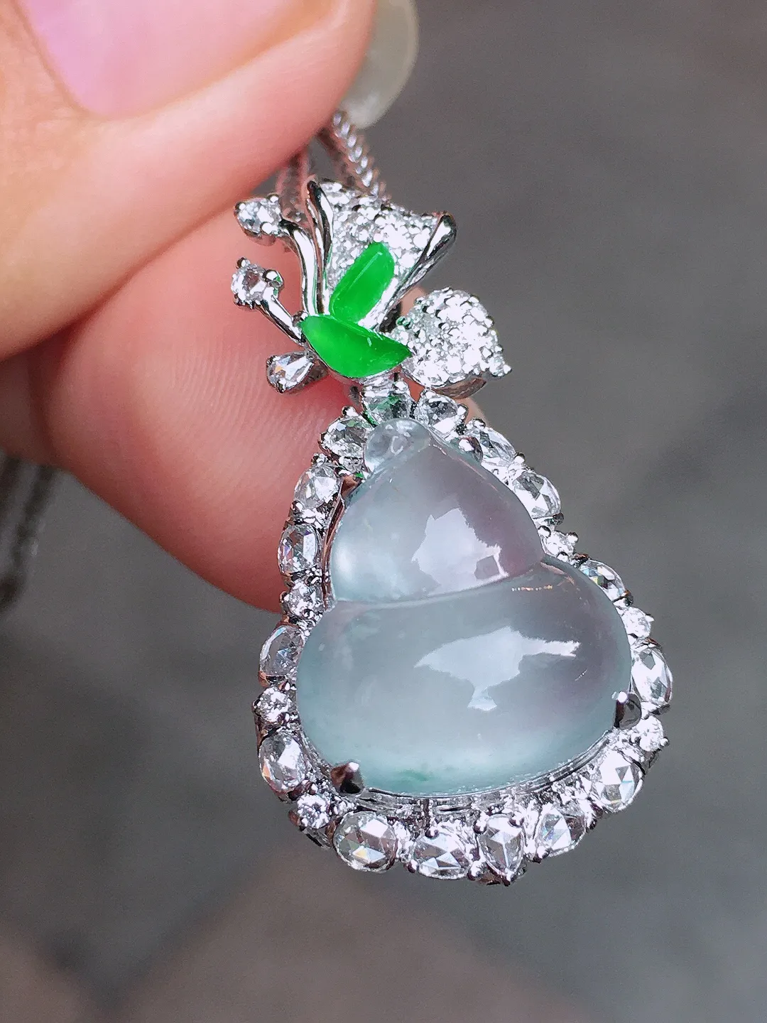 玻璃种葫芦吊坠，玉质细腻，荧光感超
强，饱满圆润，尽显优雅气质，18k
金豪华镶嵌