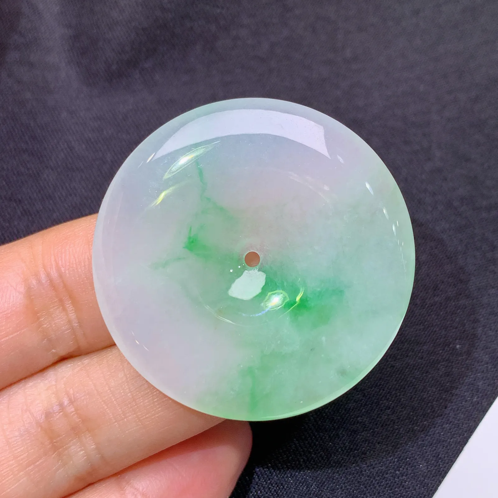 飘绿平安扣，冰润色阳，玉质细腻，种水足 尺寸36.9*5.6