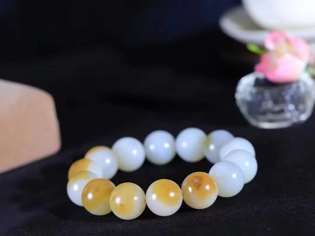 【珠圆玉润.手串】

精品和田玉糖白飘青花珠圆玉润手串 玉质温润细腻  整串打磨圆润，佩戴舒适。珠珠