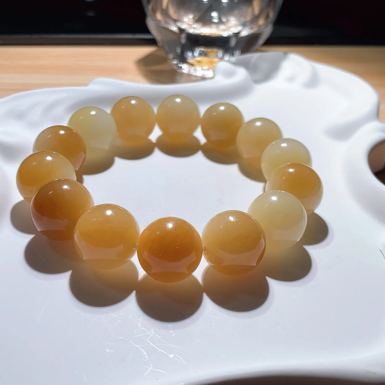 新疆和田玉且末糖手串。且末糖半山半水手串。单颗尺寸14重73.2克。玉质细腻油润 底色纯净 脂粉好，品质好。lt250920