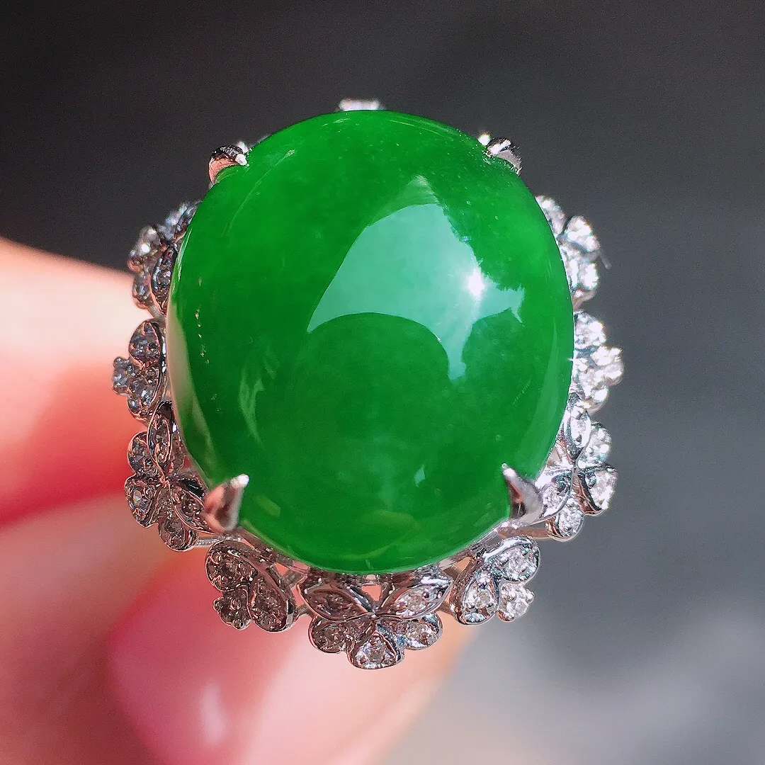 满绿蛋面戒指，色泽均匀浓郁，玉质细腻，荧光感超
强，饱满圆润，尽显优雅气质，18k
金豪华镶嵌