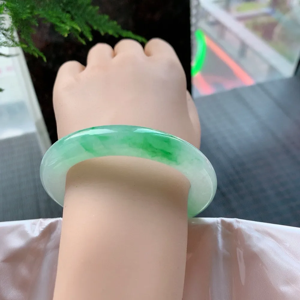 圆条冰阳绿 无瑕 尺寸:53.6/11 种色俱佳