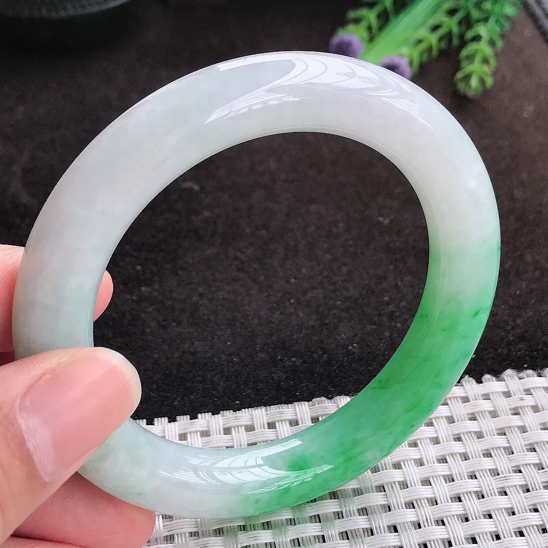 自然光56.5/11.3/11老坑精美温润飘阳绿圆条手镯翡翠玉镯手环