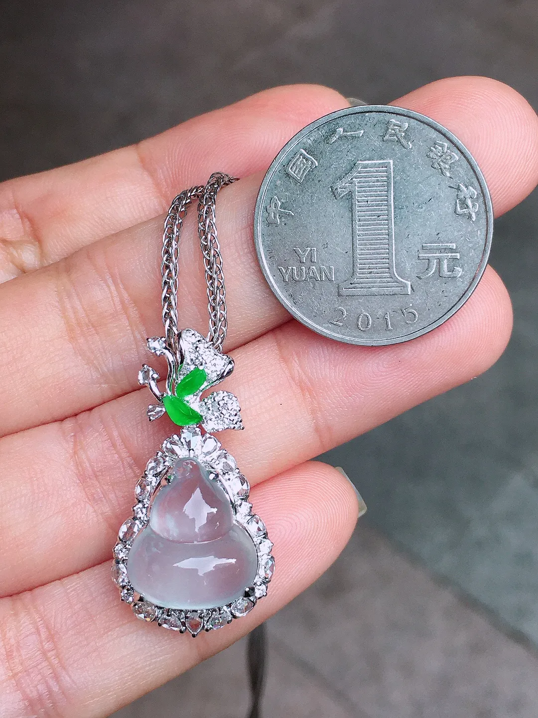 玻璃种葫芦吊坠，玉质细腻，荧光感超
强，饱满圆润，尽显优雅气质，18k
金豪华镶嵌