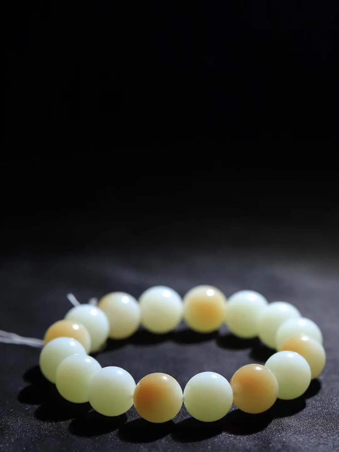 【珠圆玉润.手串】

精品和田玉糖白玉珠圆玉润手串 玉质温润细腻  整串打磨圆润，佩戴舒适。珠珠落玉盘，间关莺语花底滑，一生美好时光，无论身在何处，都有它相伴相守。事事顺遂，幸福美满，吉祥如意。重66.8克 尺寸取一13.9mm  FDT-161042013