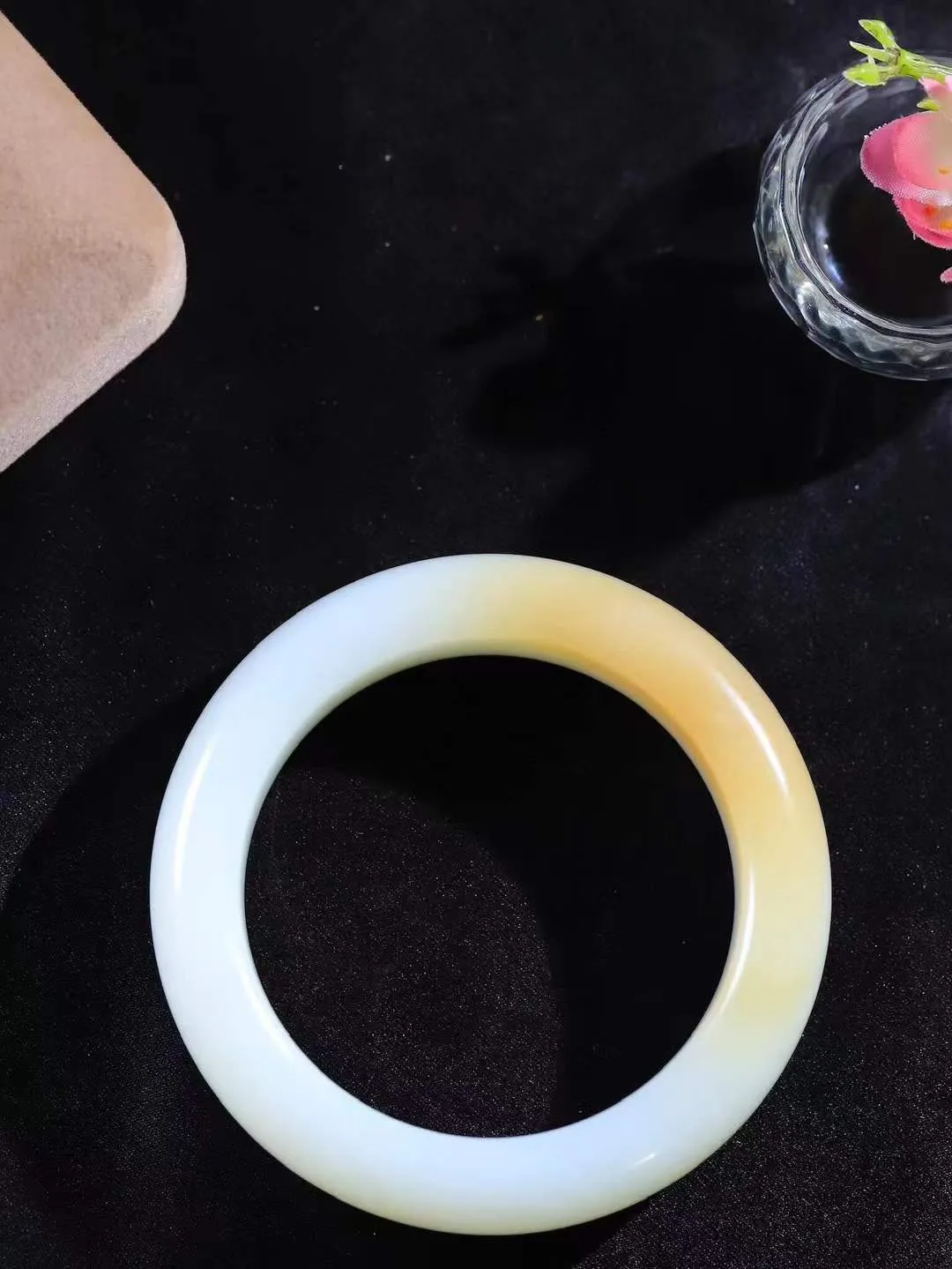 【暖玉生香·手镯】

精品和田玉糖白玉手镯，质地油润细腻，色泽高贵典雅，镯型古朴典雅。在诗情画意的雨巷相遇，你是我腕间的一抹风情，有你眸有深情，清风荡漾湖间静水，我愿俯身低眉，在烟波涟漪处，寻你深情倩影。内径57.5mm尺寸18-11.2mm重107.2克fDL-181092000