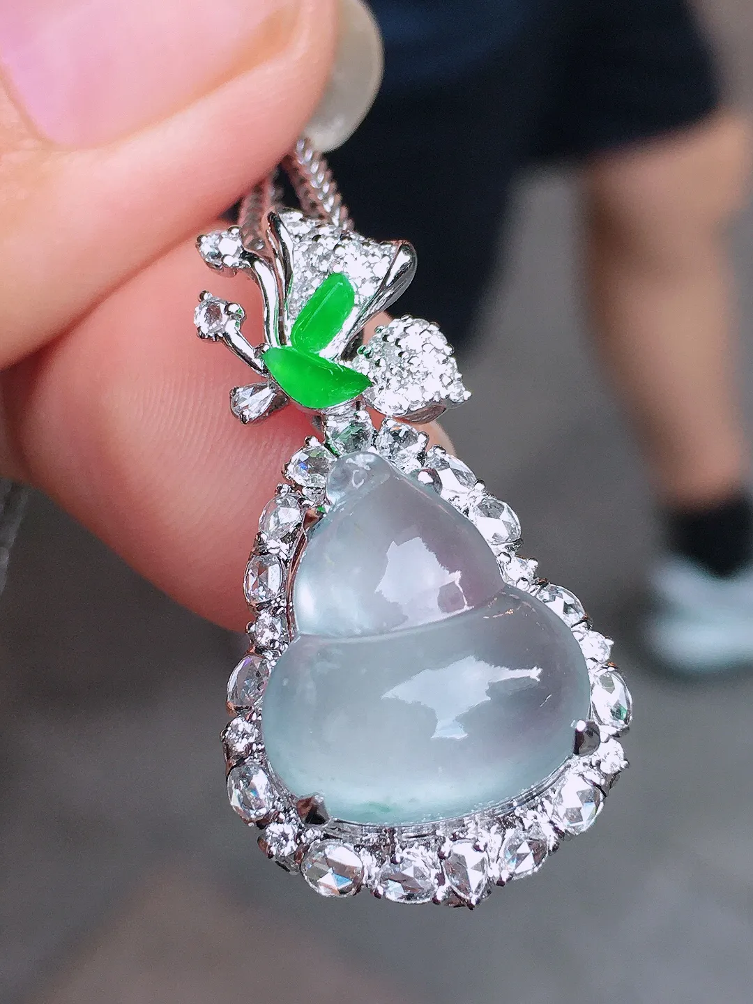 玻璃种葫芦吊坠，玉质细腻，荧光感超
强，饱满圆润，尽显优雅气质，18k
金豪华镶嵌