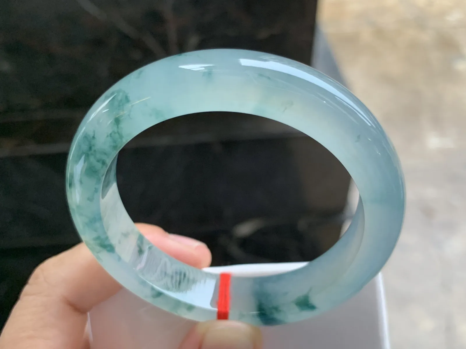 53-12.3-8.3mm
冰种飘花手镯 冰透莹润 花色漂亮