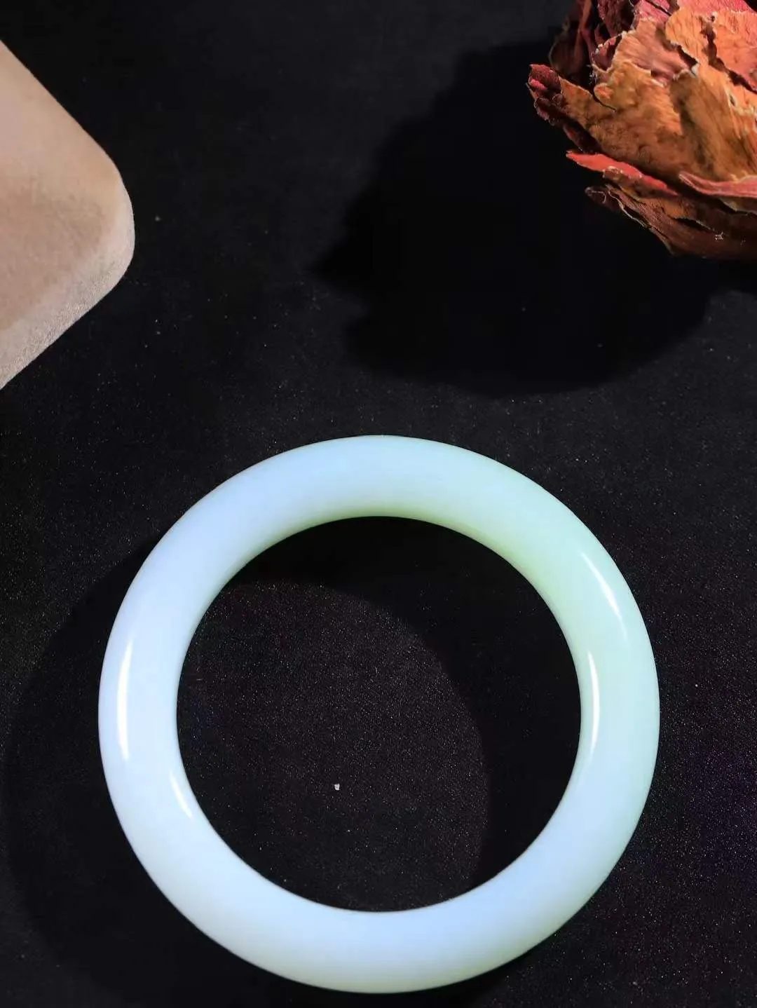（柔情似水.手镯）

收藏传家级臻品和田玉翠青手镯，玉质温润细腻，镯型饱满圆润，优雅知性，姽婳于幽静兮，又婆娑乎人间，经典款型，古朴典雅。极具灵性，腕间风情，风姿卓越。 
重60.6克   尺寸53.5-12.2-10.2mm    FDL-361072126