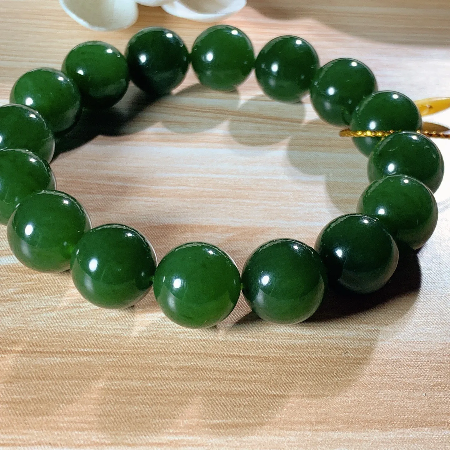 1和田玉菠菜绿俄罗斯碧玉圆珠手串。单颗尺寸12！玉质细腻油润 底色纯净 脂粉好，品质好。lt251021