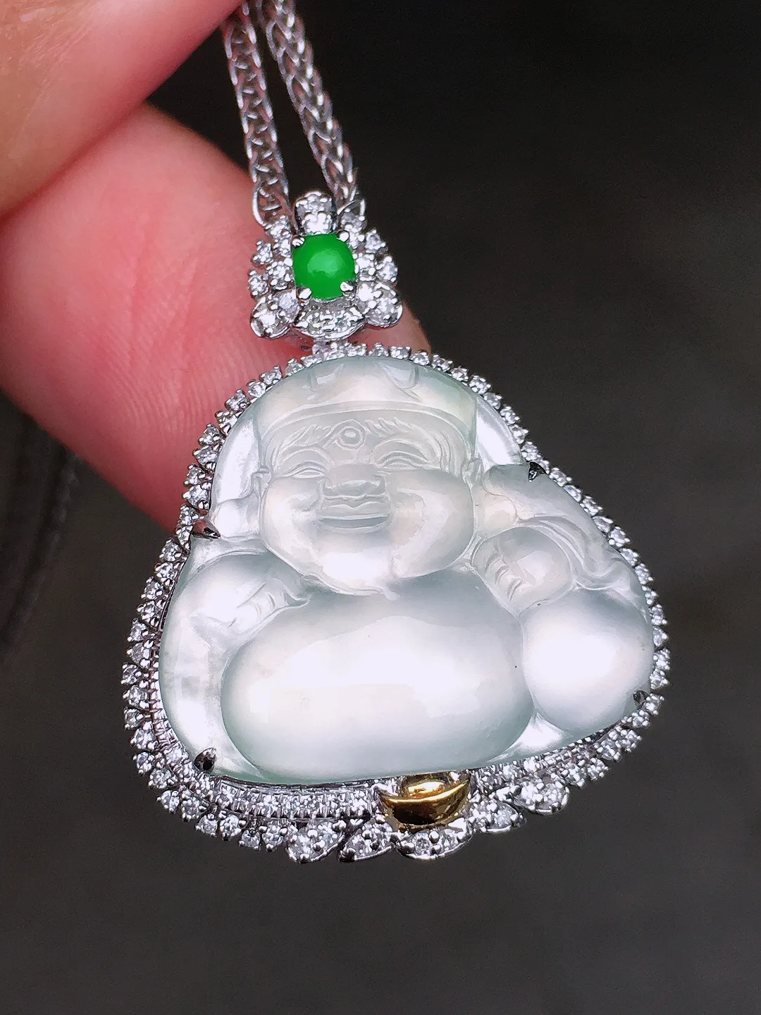 冰种佛公吊坠，玉质细腻，荧光感超
强，饱满圆润，尽显优雅气质，18k
金豪华镶嵌