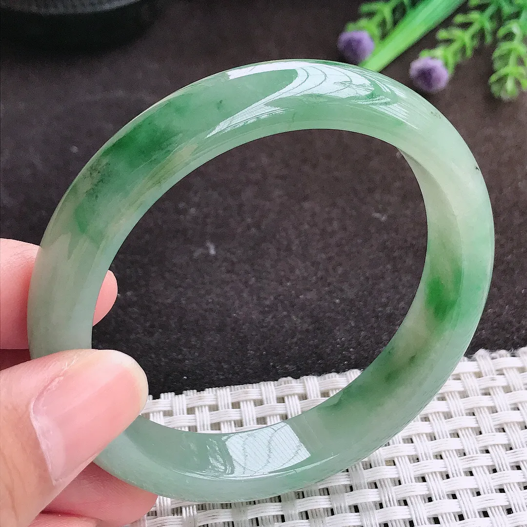 自然光58.5/12.4/7.8老坑精美冰润飘绿手镯宽边翡翠玉镯手环