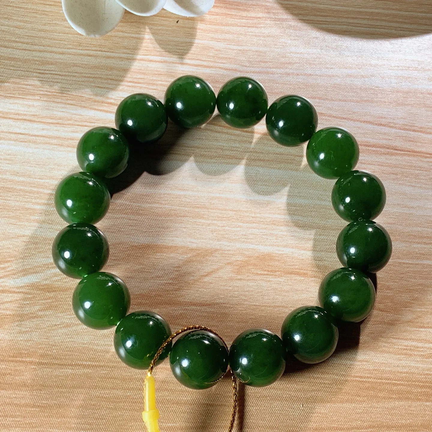 1和田玉菠菜绿俄罗斯碧玉圆珠手串。单颗尺寸12！玉质细腻油润 底色纯净 脂粉好，品质好。lt251021