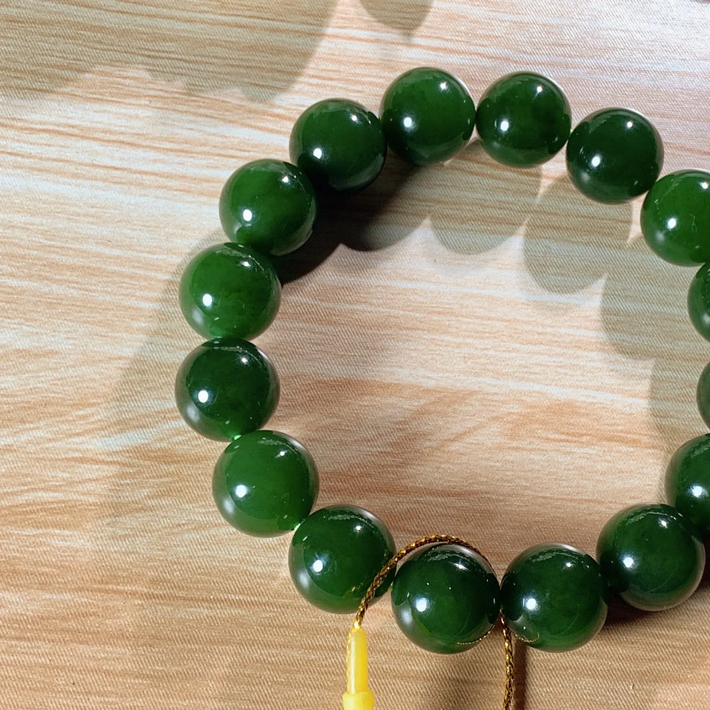 1和田玉菠菜绿俄罗斯碧玉圆珠手串。单颗尺寸12！玉质细腻油润 底色纯净 脂粉好，品质好。lt251021