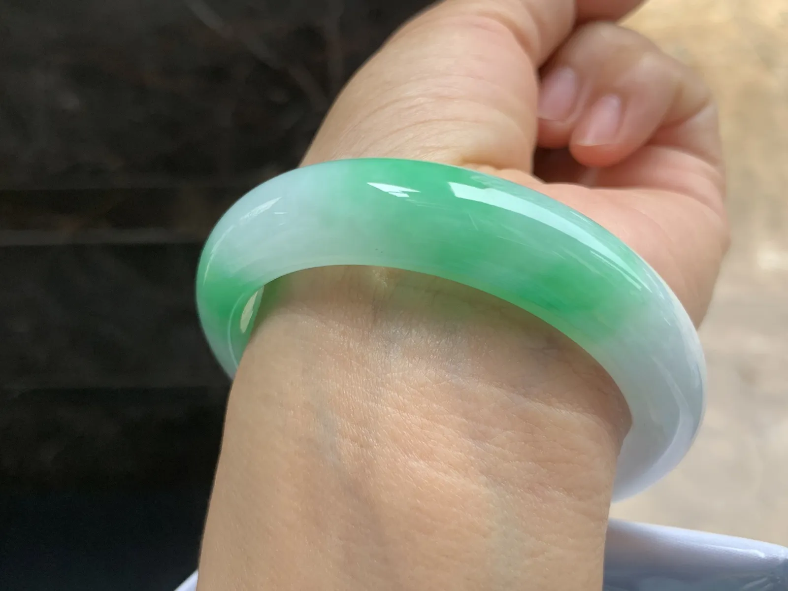54-13.5-8.5mm
白底青手镯 底子细腻干净 颜色漂亮