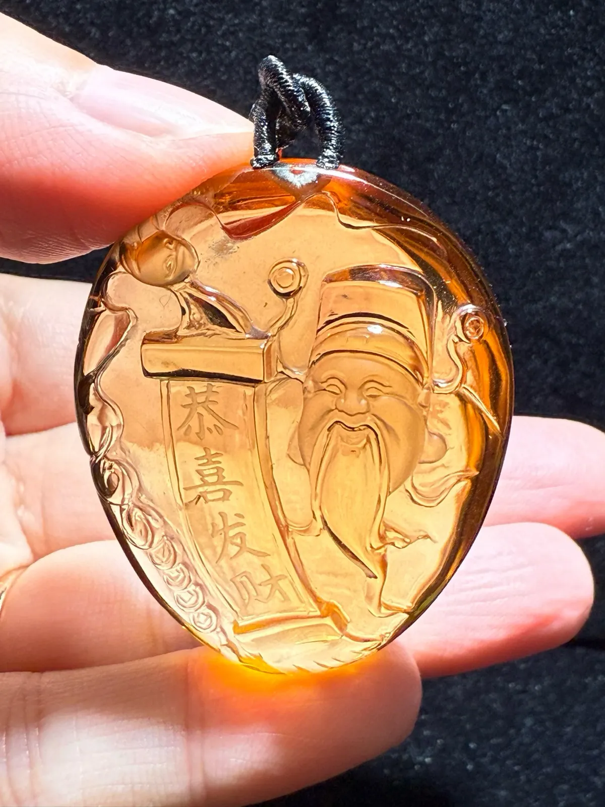 巴西天然暴黄水晶 财神吊坠 颜色靓丽，全净体，纯手工雕刻抛光，工艺精湛，收藏价值高，非常饱满圆润。招财纳福旺财气！规格：47*36.7*18mm