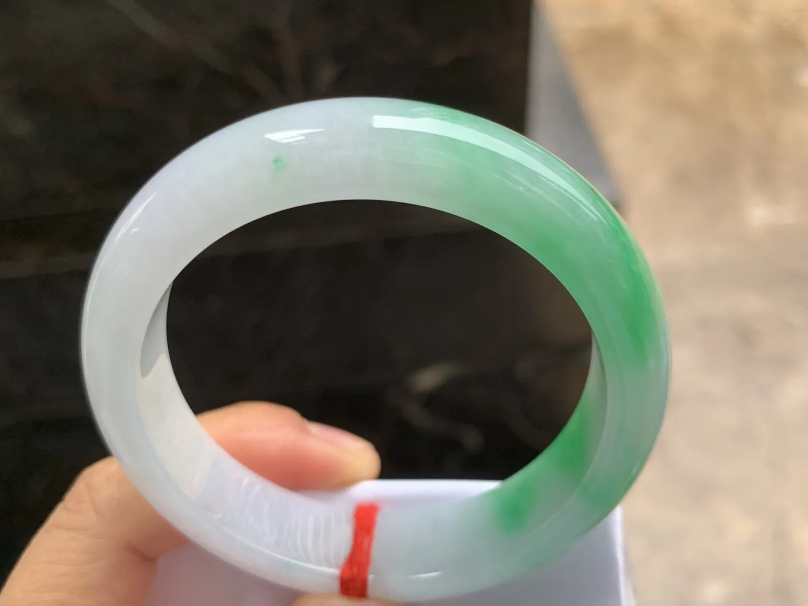 54-13.5-8.5mm
白底青手镯 底子细腻干净 颜色漂亮