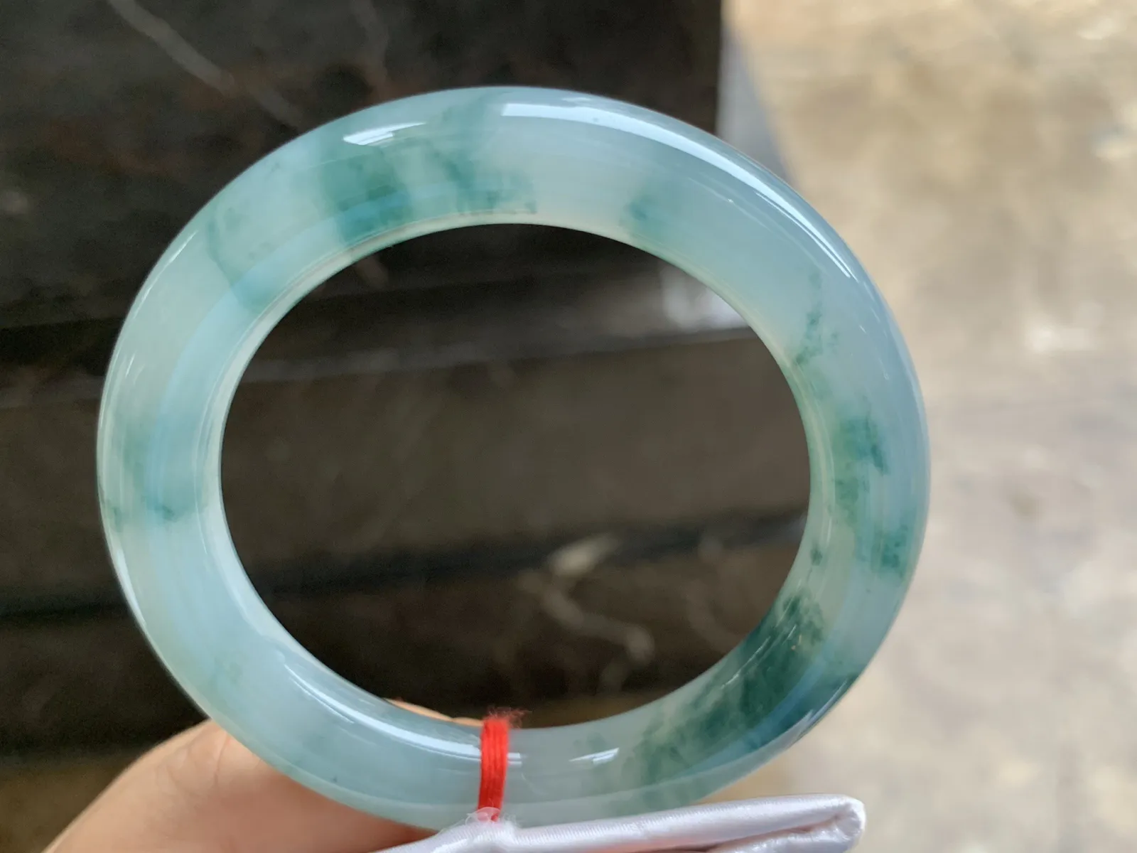 52.5-10mm
冰种飘花圆条手镯 水润光泽 花色漂亮 推荐
