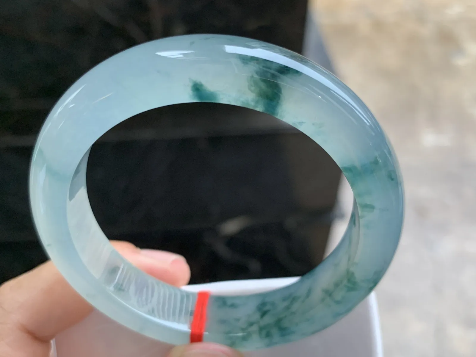 53-12.3-8.3mm
冰种飘花手镯 冰透莹润 花色漂亮
