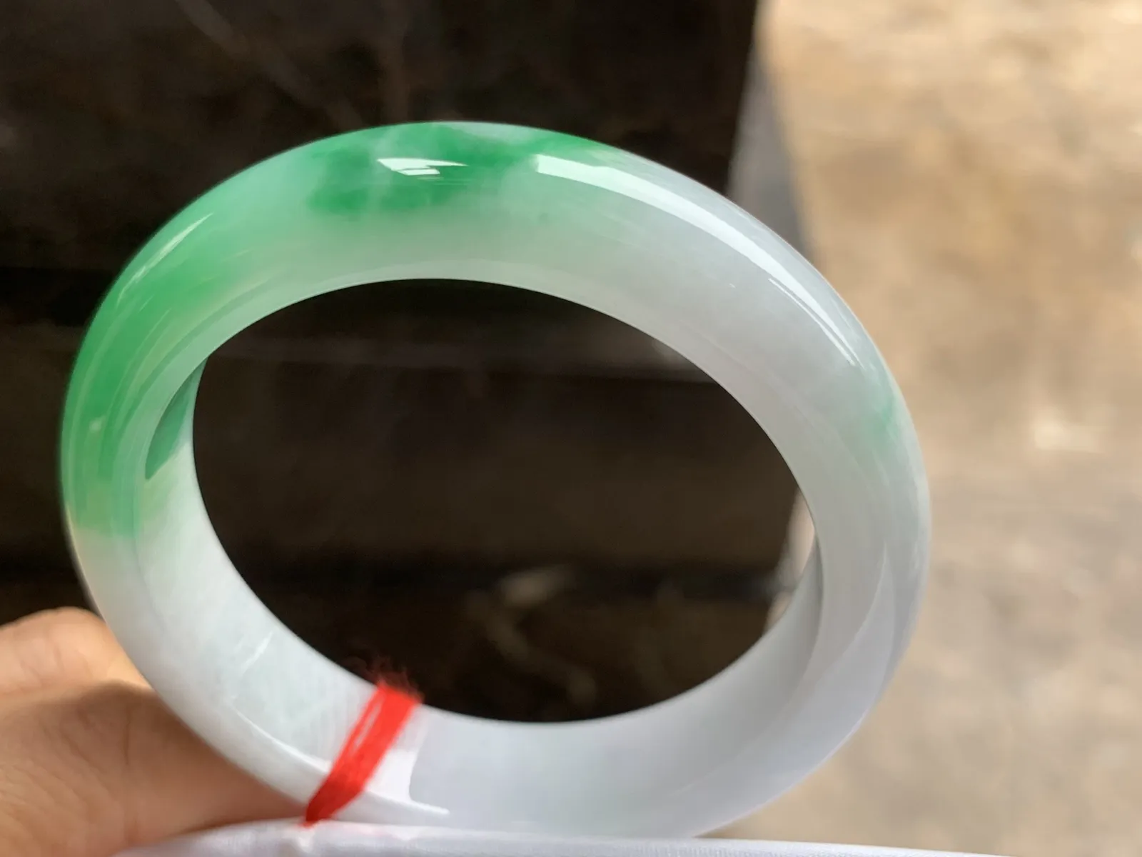 56.5-13.7-8.8mm
带色手镯 底子细腻干净 色阳