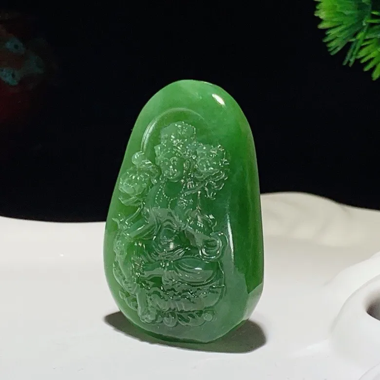 和田玉菠菜绿俄罗斯碧玉猫眼度母挂件  碧玉度母。尺寸47/32/13重30克 玉质细腻油润 底色纯净 脂粉好，品质好。lt251019