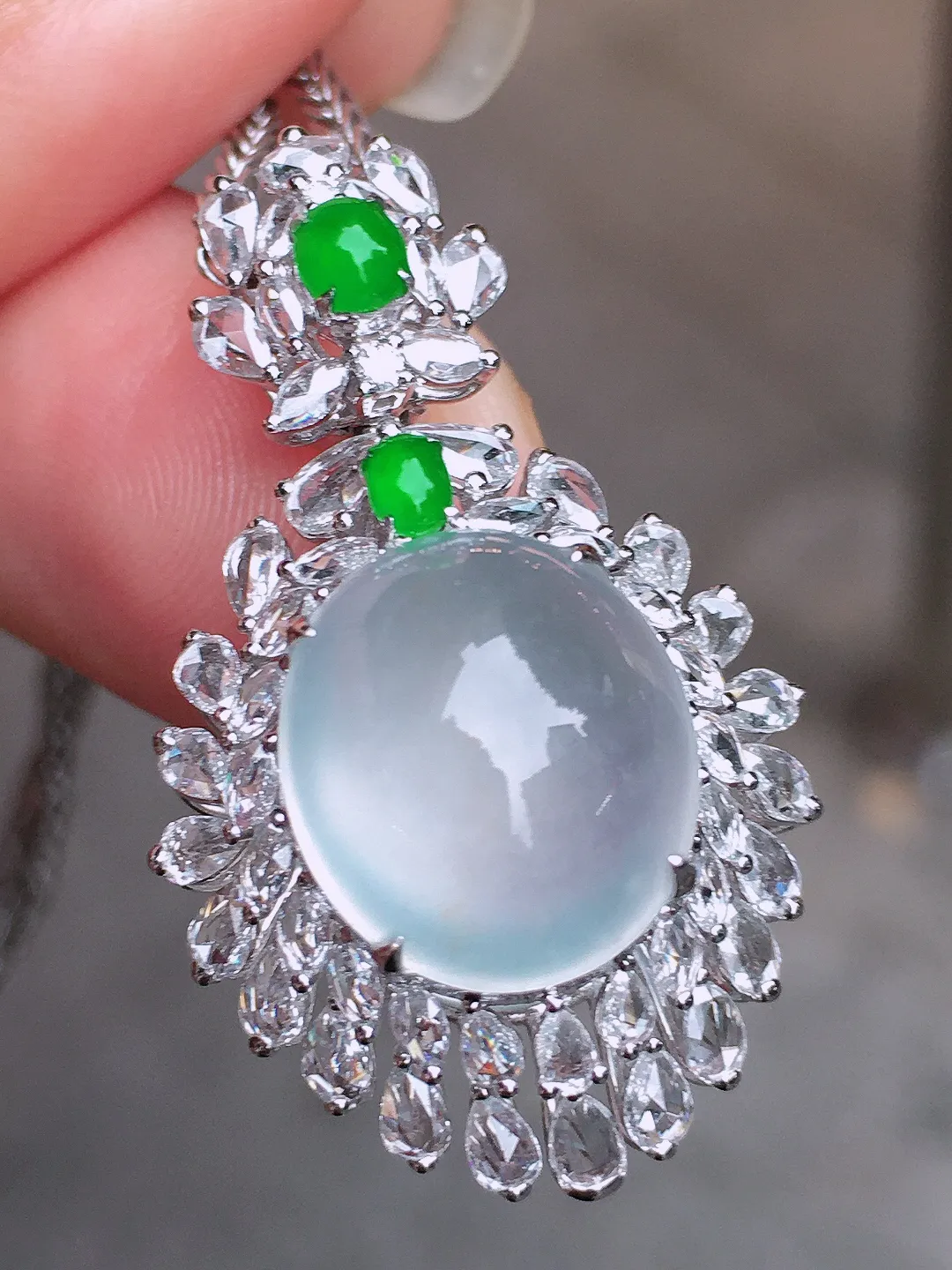 玻璃种蛋面吊坠，玉质细腻，荧光感超
强，饱满圆润，尽显优雅气质，18k
金豪华镶嵌